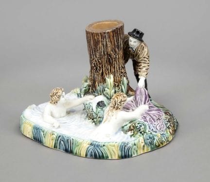 人物造型墨水瓶， 库兹涅佐夫，19世纪末，情色场景：岸边有两名沐浴的少女，树干后方有一名青年正试图偷