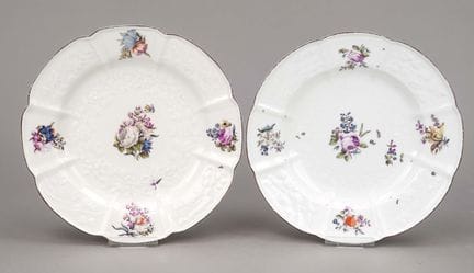 两只餐盘，迈森，18世纪，第一流品，弧形，表面饰有花卉浮雕，彩绘花卉图案，棕色边沿，底部有1处修复痕