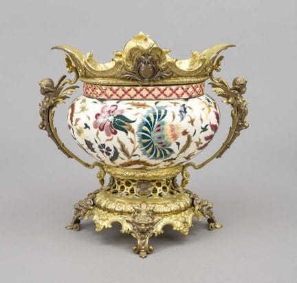 华丽的餐桌摆件，佐尔奈（Zsolnay），约1880-1890年， 饰有5座塔楼的标志，陶瓷主体彩绘