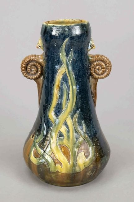 新艺术风格花瓶，比利时科特赖克，约1900年，带有艺术家签名缩写，栏杆式瓶身饰有植物浮雕，侧面配有螺