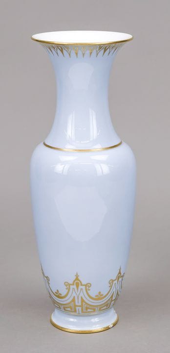 花瓶，塞夫勒，法国，1873年年份标记，1877年塞夫勒装饰印记，浅蓝色底色配以镀金装饰，底座完好，