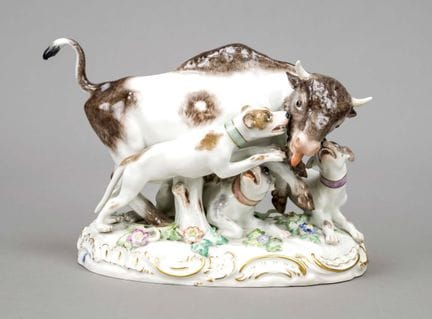 狩猎组雕，迈森，19世纪，第二世界大战时期，三只猎犬正扑向一头欧洲野牛公牛，彩釉上彩，尾巴为粘贴式，