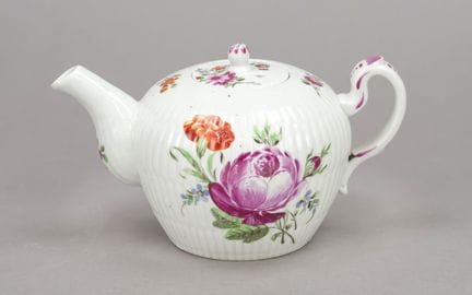 茶壶，瓦伦多夫，1772-1829年间出品，壶身饰有“断杖”浮雕纹样，彩绘花卉图案，经修复，保存状况