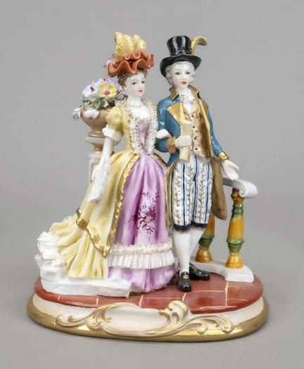 Couple élégant debout près d'une balustrade, XXIe 