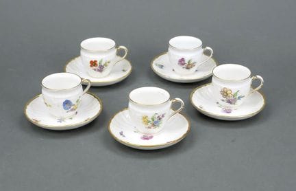 5件套摩卡瓷餐具，柏林皇家瓷器厂（KPM），Rocaille款式。手工彩绘，饰有花卉与昆虫图案。一级