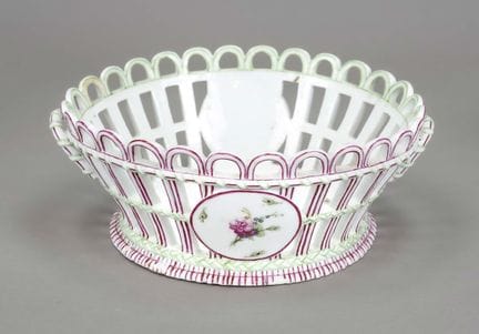 Panier à anses orné de motifs colorés et de fleurs
