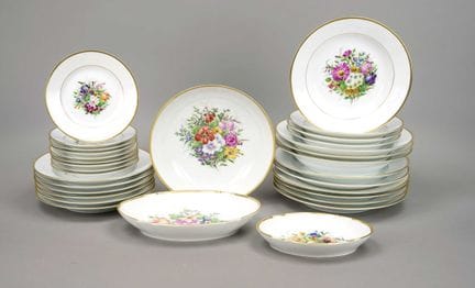 3至9人用餐具套装，31件，B&amp;G哥本哈根，20世纪上半叶，多色花卉彩绘，金边，部分修复， 