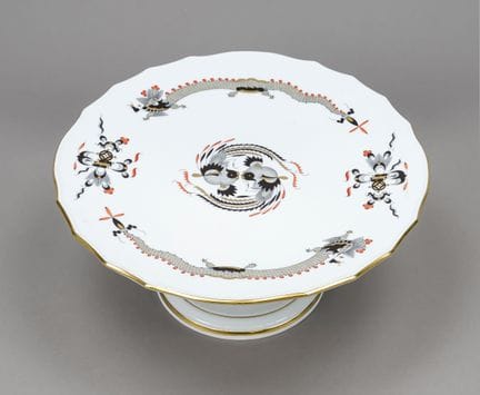 带底座的大号蛋糕盘，迈森，1934年后生产的。一级品，饰有黑色宫廷龙纹，彩绘。直径32厘米，高11厘