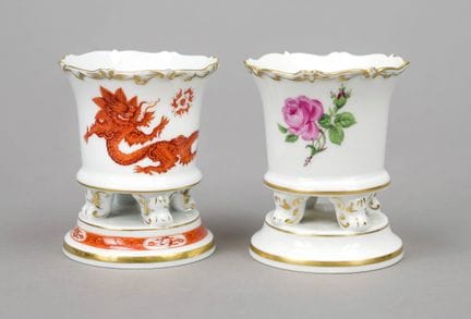 2只花瓶，迈森，1934年后生产的，第二级，饰有红玫瑰和红色宫廷龙图案，彩釉上彩，配以金饰，高9厘米