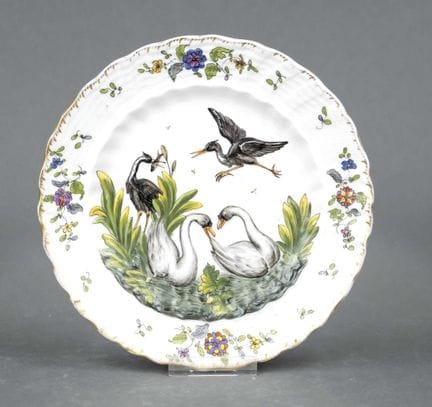 Assiette décorée de cygnes, Herend, XIXe siècle. L
