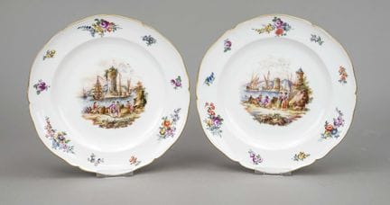 一对餐盘，柏林皇家瓷器厂（KPM），1870-1945年间生产，二等品，英式光滑盘形，盘面饰有多色手