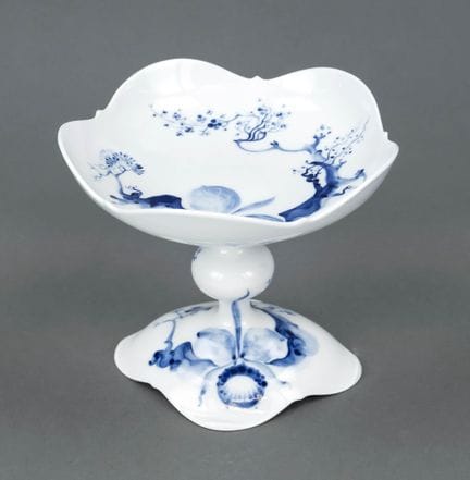 带盖碗，迈森产，蓝色兰花纹样，蓝色釉下彩绘。二等品。直径：23 厘米，高：21 厘米。