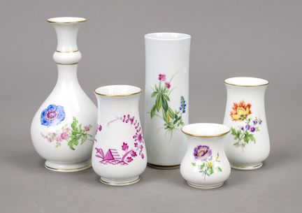 五只花瓶，迈森，1934年后，第一和第二批，彩绘花卉图案，其中一只为紫色彩绘，高6-18厘米