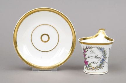 友谊杯，柏林KPM，约1800年，卡拉托斯造型，饰有花卉彩绘、题词及1827年日期，金边，高9厘米，