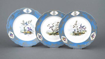 3只盘子，应为英国制品，塞夫勒风格，19世纪，盘面中央绘有栖息在树枝上的鸟类多色画，旗帜上有一枚冠冕