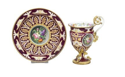 罕见带底标（UT）的茶杯，法国塞夫勒，1812年，钟形杯身，底部饰有三组卷曲纹，渐变为鹰头造型，高耸