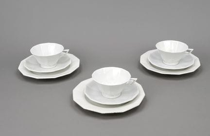 3件茶具套装，宁芬堡，20世纪，“珍珠”系列，多米尼库斯·奥利切克设计，高7厘米。蛋糕盘直径19厘米