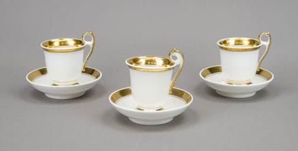 三只比德迈尔风格的茶杯及杯托，据推测产自法国，19世纪初，钟形杯身配玫瑰花饰杯耳，造型略有差异，宽金