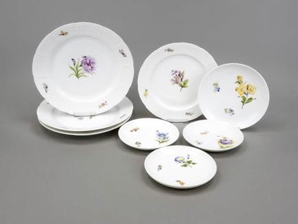 八只盘子，宁芬堡，20世纪，柳条纹边，彩绘花卉图案，3只餐盘，直径25厘米，甜点盘，直径21厘米，4