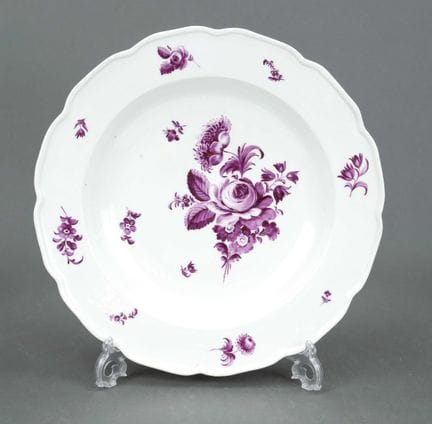 圆形碗，据推测为迈森瓷，19世纪，饰有紫色花卉图案，直径35厘米