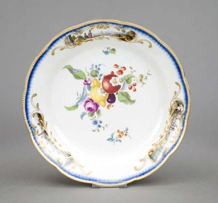 水果盘，迈森，1740-1780年款，第一类，彩绘，盘面中央饰有花卉与水果图案，盘缘三处留白处描绘了