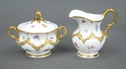 奶壶 + 糖罐，迈森，1924-1934年，第一代，B型，彩绘饰以散落小花纹，华丽镀金，糖罐经修复，