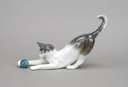 一只猫正在玩球，伊尔塞·佩弗瓷器厂，哥达，1934-42年产，灰色釉彩，一只猫正在玩一个绿色球，型号