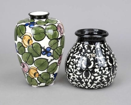 2件陶瓷花瓶，1920年代，其中1件饰有环绕式黑色藤蔓纹样，由沃尔特·斯托克（Walter Stoc