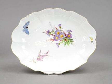 椭圆形碗，迈森，1934年后印记，第一代，彩绘花束配蝴蝶图案，长27厘米