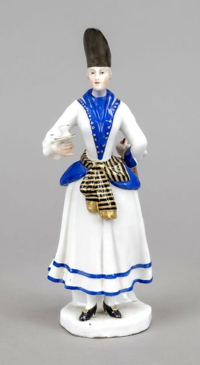 卖酒女郎，俄罗斯圣彼得堡，叶卡捷琳娜二世时期（1762-1792），一位身着蓝白相间服装、头戴高帽的