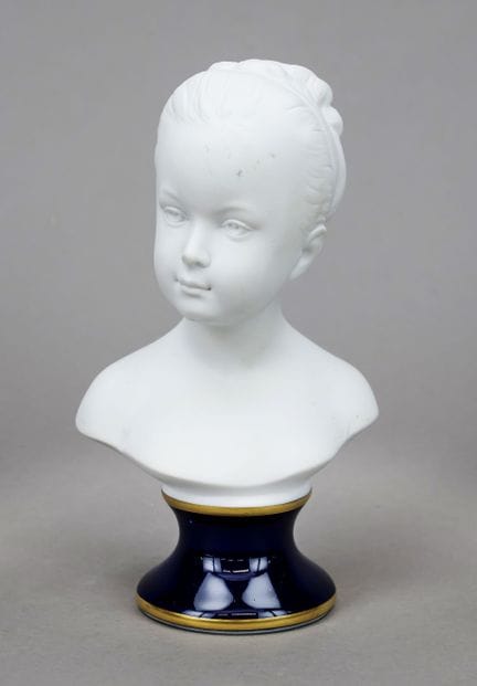 少女半身像，下韦斯巴赫，图林根州，20世纪，型号9575，白色素烧瓷，置于钴蓝色釉底座上，高20厘米