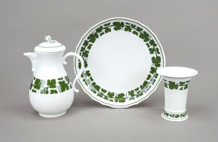 3件迈森瓷器，1950年后生产的系列，第一代，釉下绿彩葡萄叶纹饰，花瓶，高14厘米，咖啡壶，高24厘