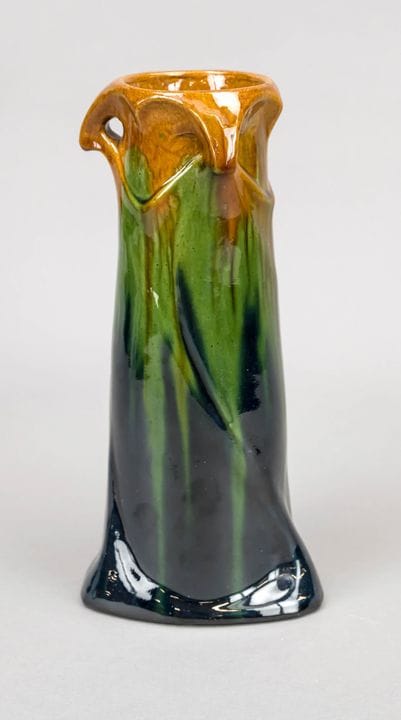 新艺术风格花瓶，据推测由亨利·范·德·维尔德设计，约1900年，陶瓷，植物造型，配有三个把手，绿褐色