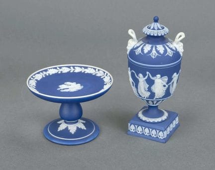 带盖花瓶和餐桌摆件，韦奇伍德（Wedgwood），英国，20世纪，贾斯珀瓷（Jasperware），
