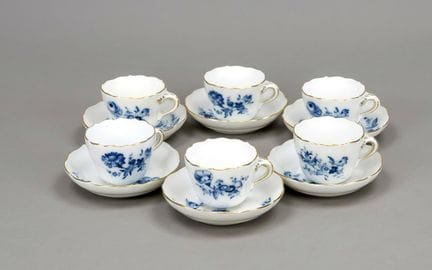 六只摩卡杯及杯碟，迈森，1950年代，二等品，“新剪影”款式，水彩蓝底饰有花卉与昆虫图案，金边，其中