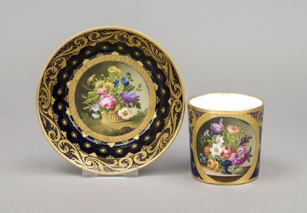 带碟的杯子，塞夫勒，法国， 18世纪，画师签名代表维耶拉尔（Viellard），呈圆柱形，即所谓的“