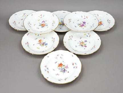 一套8只浅盘，迈森，1934年后印制的标志，一级品，彩绘花卉与昆虫图案，直径1×24厘米，7×25厘