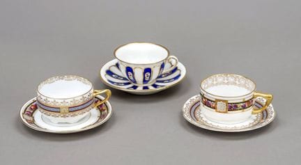 三只摩卡杯及杯托，其中2只为Hutschenreuther品牌（塞尔布产），1只为德累斯顿产，饰有各