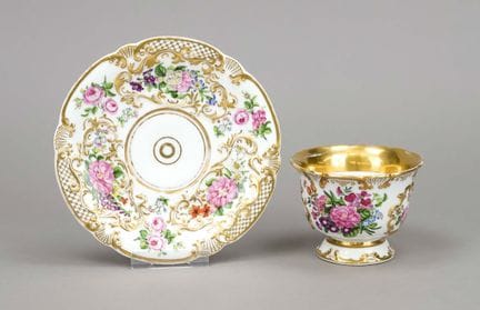 装饰精美的茶杯配茶托，柏林皇家瓷器厂（KPM），1844-47年款，第一类，饰有多色花卉彩绘，部分饰
