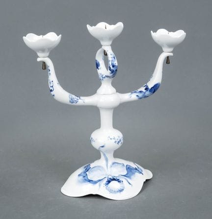 三枝烛台，迈森。装饰图案：蓝色兰花。釉下蓝彩。第一级。高32厘米，宽31厘米。