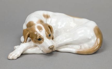 卧姿猎犬，皇家哥本哈根。20世纪，劳里茨·延森1914年设计，未标注，型号1634，采用釉下灰色自然