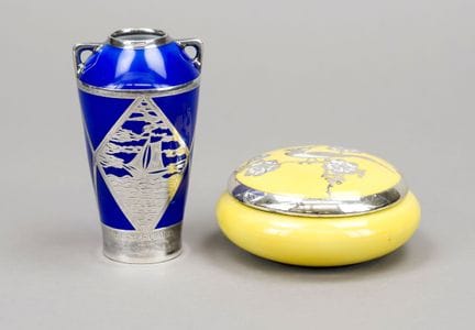 带盖罐和花瓶，20世纪上半叶，均饰有银质镶层；罐体为黄色底色，直径10厘米；花瓶产自弗劳罗伊特（Fr