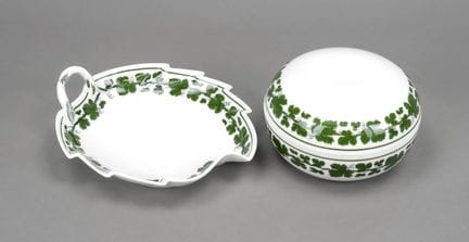 带盖罐与叶形盘，迈森，1934年后印有商标，一等品，釉下绿彩葡萄叶纹饰，圆形带盖罐，直径16厘米，叶