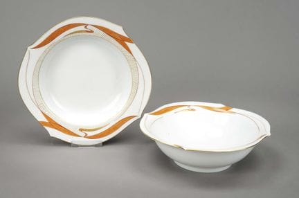 2个碗，迈森，约2000年， 2. W.，“波纹与光滑”系列，萨宾·瓦克斯设计，饰有“珊瑚红水鸟”图