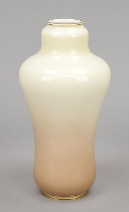 新艺术风格花瓶，塞夫勒，1903年，一世时期，栏杆形，瓶颈细窄，米褐色釉，金边，高24厘米