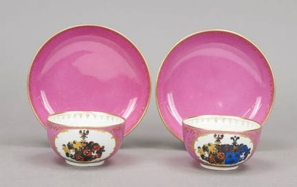2只KPM柏林纹章杯，1830年代标记，第一类，红色帝国苹果标记，半球形，带耳形把手，正面为粉红色底