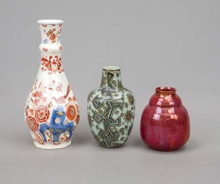3件花瓶，De Porceleyne Fles，代尔夫特，约1900年；1件瓶形花瓶，饰有蓝红相间的