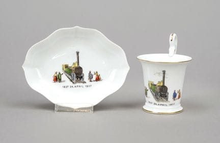 小碗和茶杯，迈森，1924-1934年款，一级品，印有蒸汽机车图案的转印花纹，8厘米和12厘米
