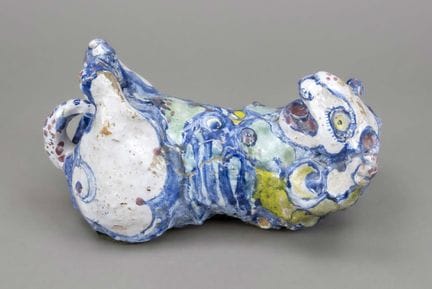 神话生物，艺术家陶瓷，20世纪，应为一只仰卧的小狮子，红褐色素釉，施以蓝、黄、白、绿色釉，长26厘米