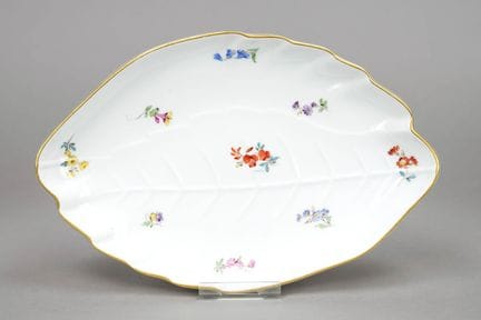 叶形浅盘，迈森，1924-34年款，第一批，彩绘散落小花纹，金边，长26.5厘米